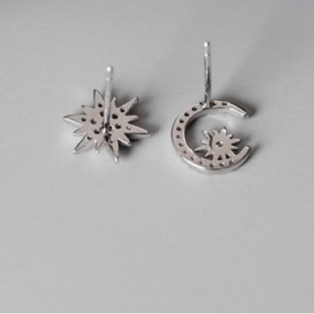 Day and Night  Stud Earrings Asymmetric - Picture 5 of 10